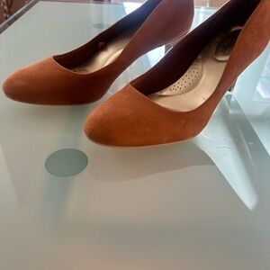 Dexflex Comfort Tan Suede Heels